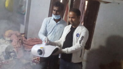 संक्रमितको घरमा सेनिटाइज गर्दै युवा समाजसेवी