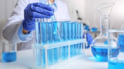 यी पिता जो छोराको उपचारका लागि घरमै ल्याब खडा गरेका…