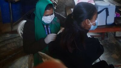 सन्धिखर्कमा एकैदिन दुई हजार बढी बालबालिकाले लगाए काेराेनाविरुद्धकाे खाेप