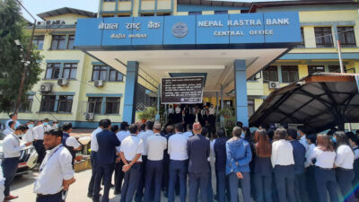 गभर्नरमाथि गरिएको कारबाहीविरुद्ध राष्ट्र बैंकका कर्मचारीहरु आन्दोलनमा