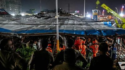 मुम्बईमा आँधीका कारण होर्डिङ बोर्ड ढल्दा १४ जनाको मृत्यु